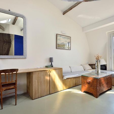 Stylish Attic Conversion Париж Экстерьер фото