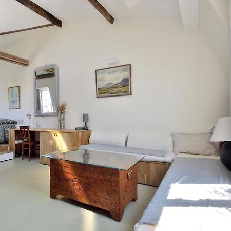 Stylish Attic Conversion Париж Экстерьер фото
