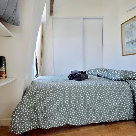 Stylish Attic Conversion Париж Экстерьер фото
