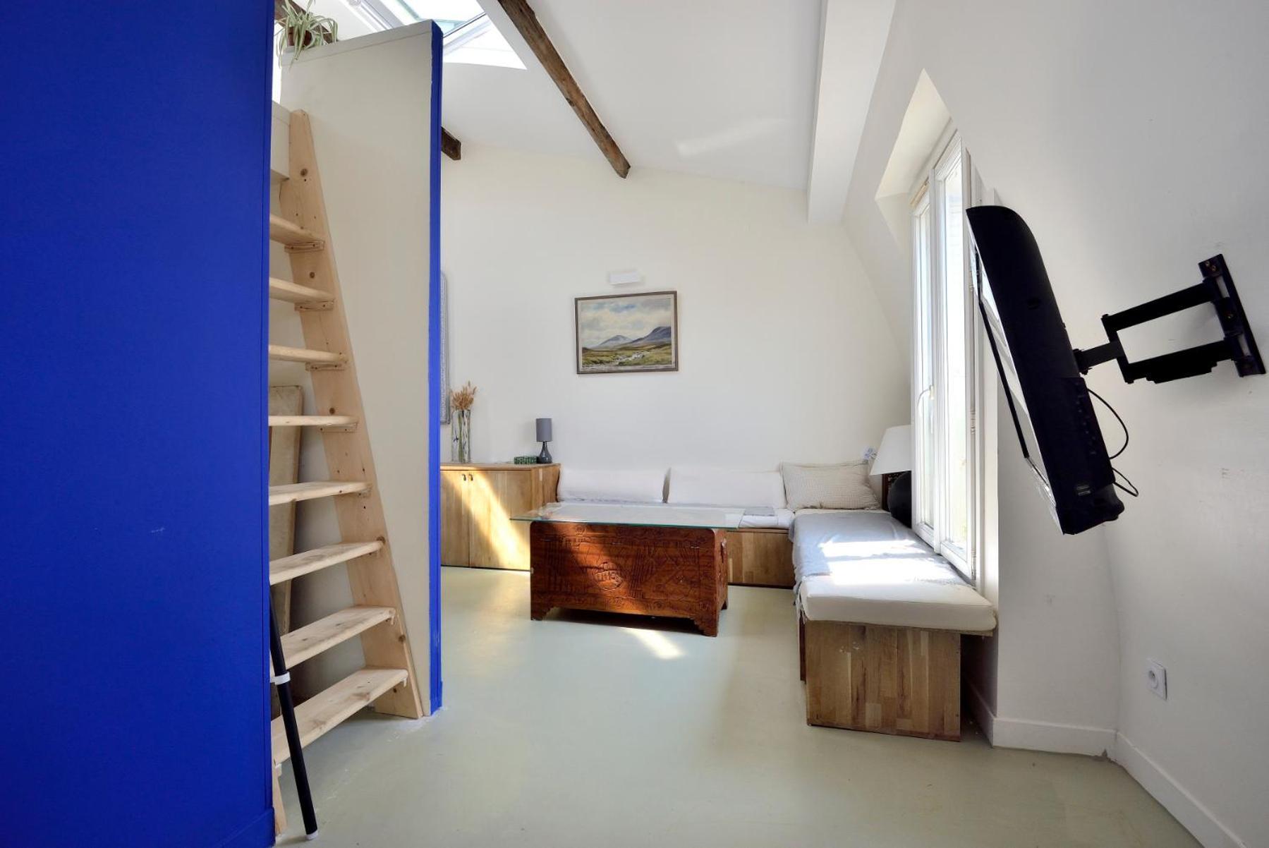 Stylish Attic Conversion Париж Экстерьер фото