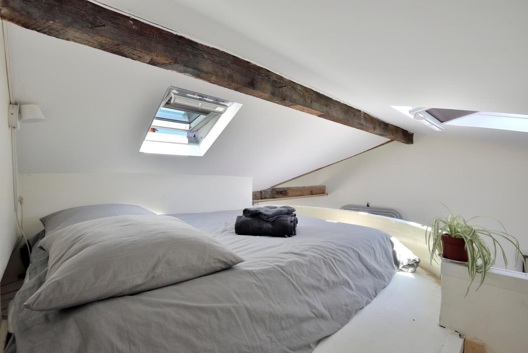 Stylish Attic Conversion Париж Экстерьер фото