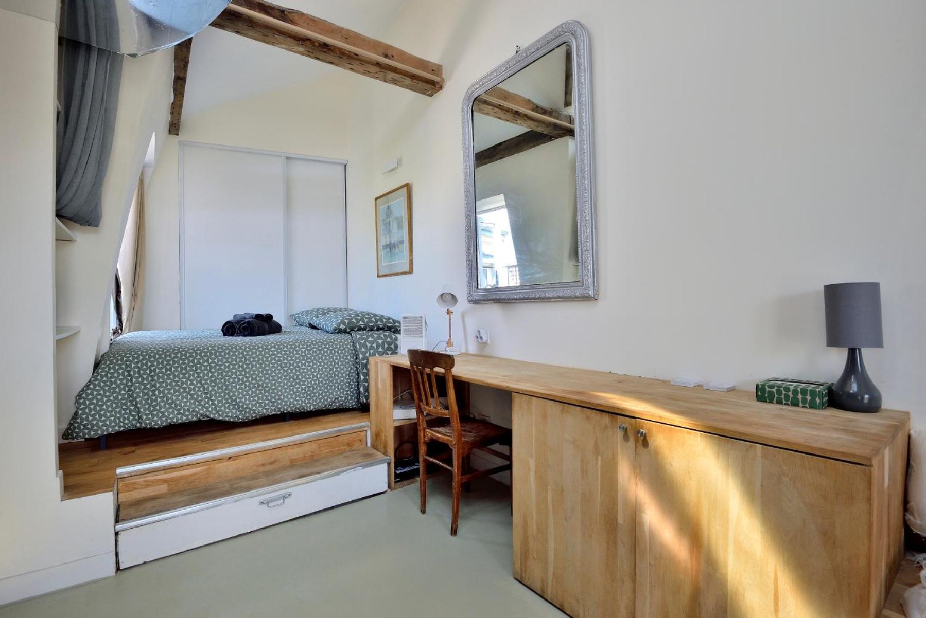 Stylish Attic Conversion Париж Экстерьер фото
