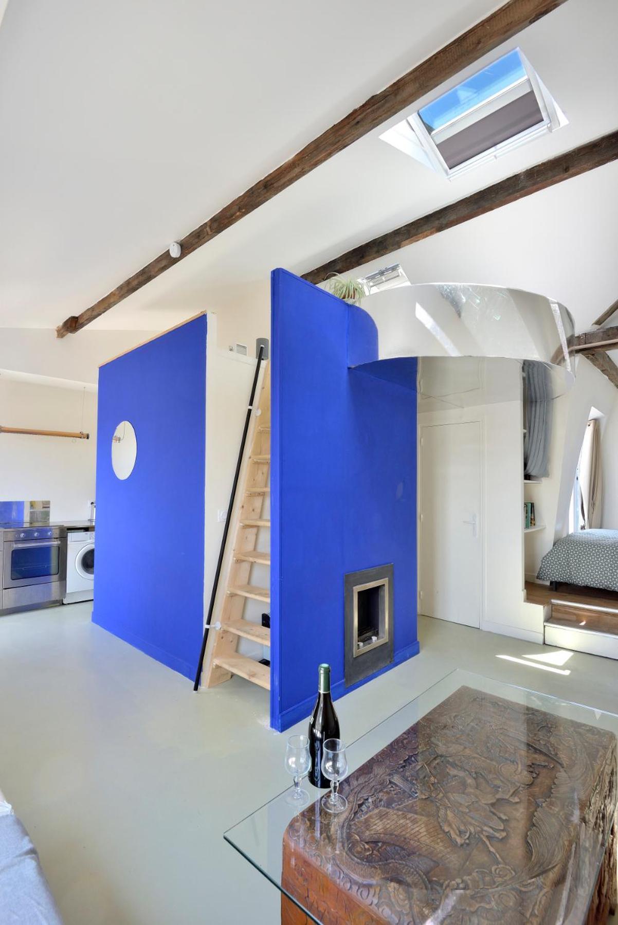 Stylish Attic Conversion Париж Экстерьер фото