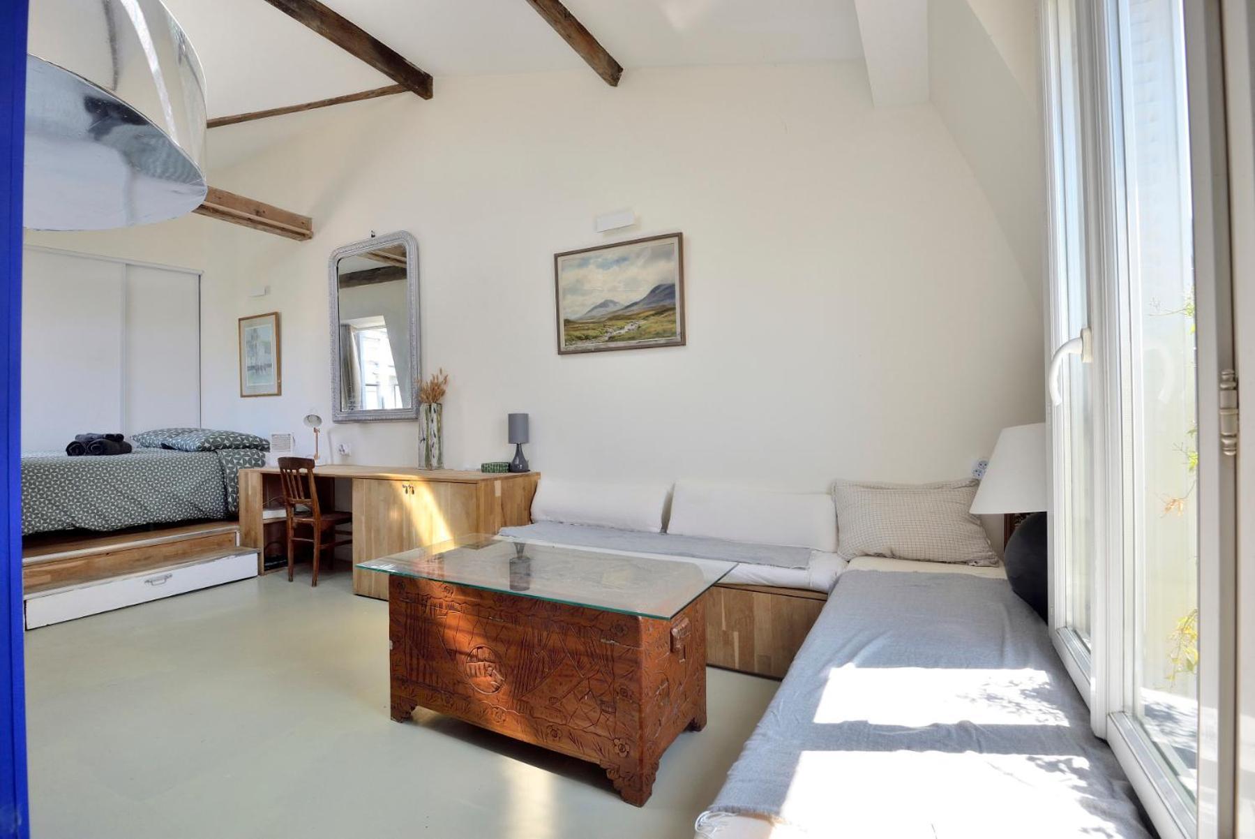 Stylish Attic Conversion Париж Экстерьер фото