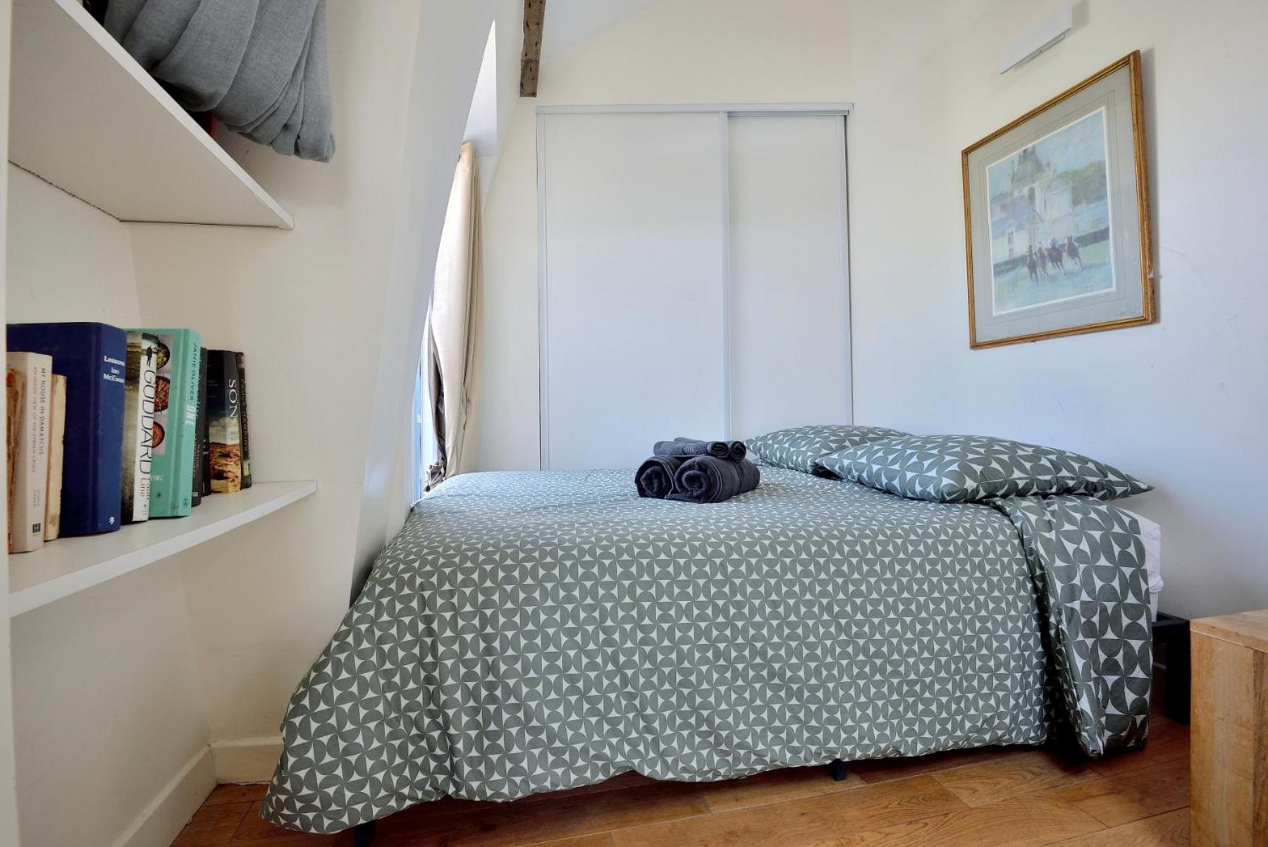 Stylish Attic Conversion Париж Экстерьер фото