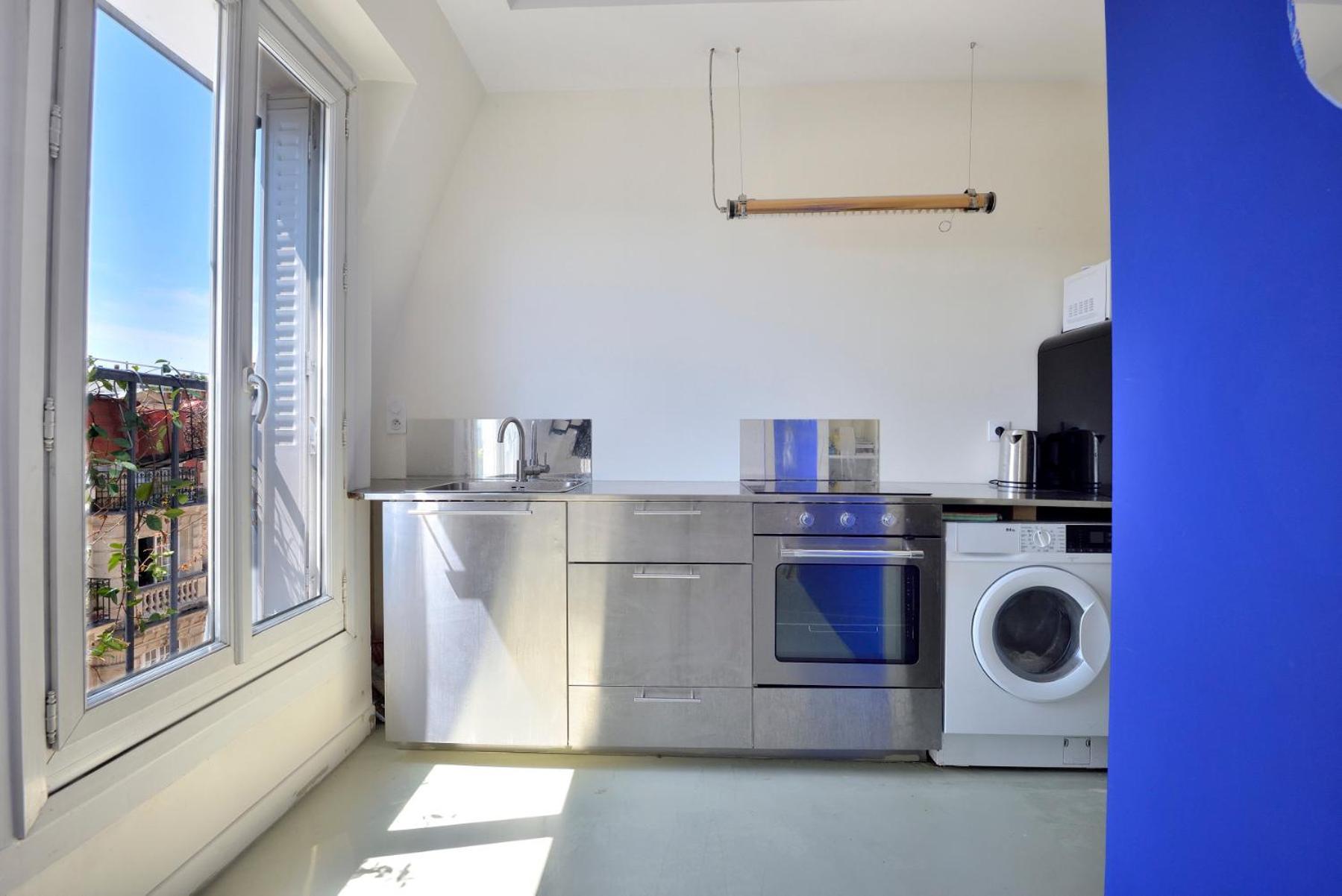 Stylish Attic Conversion Париж Экстерьер фото