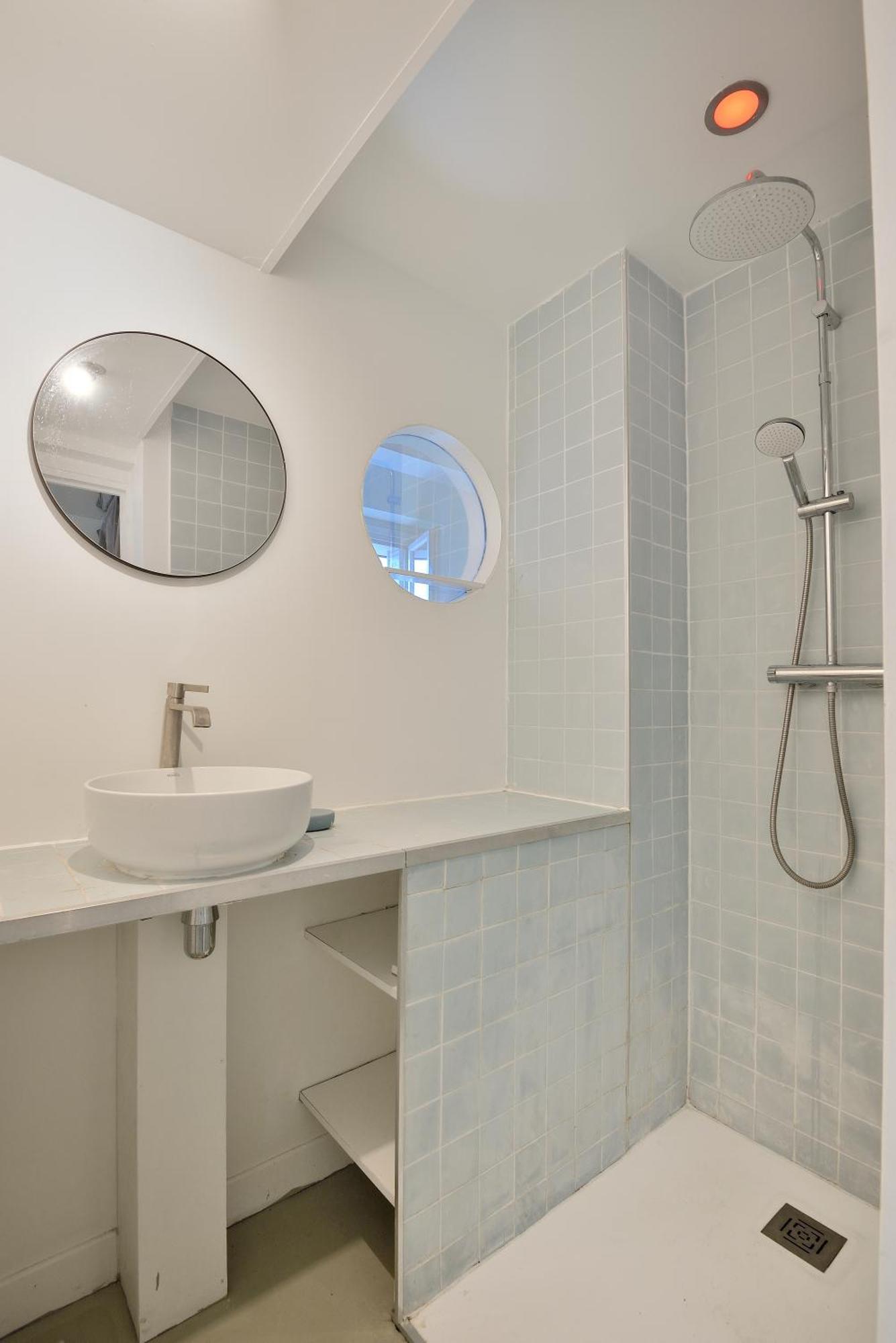 Stylish Attic Conversion Париж Экстерьер фото